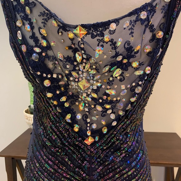 Evening dress with sequins and beading - Picture 5 of 8